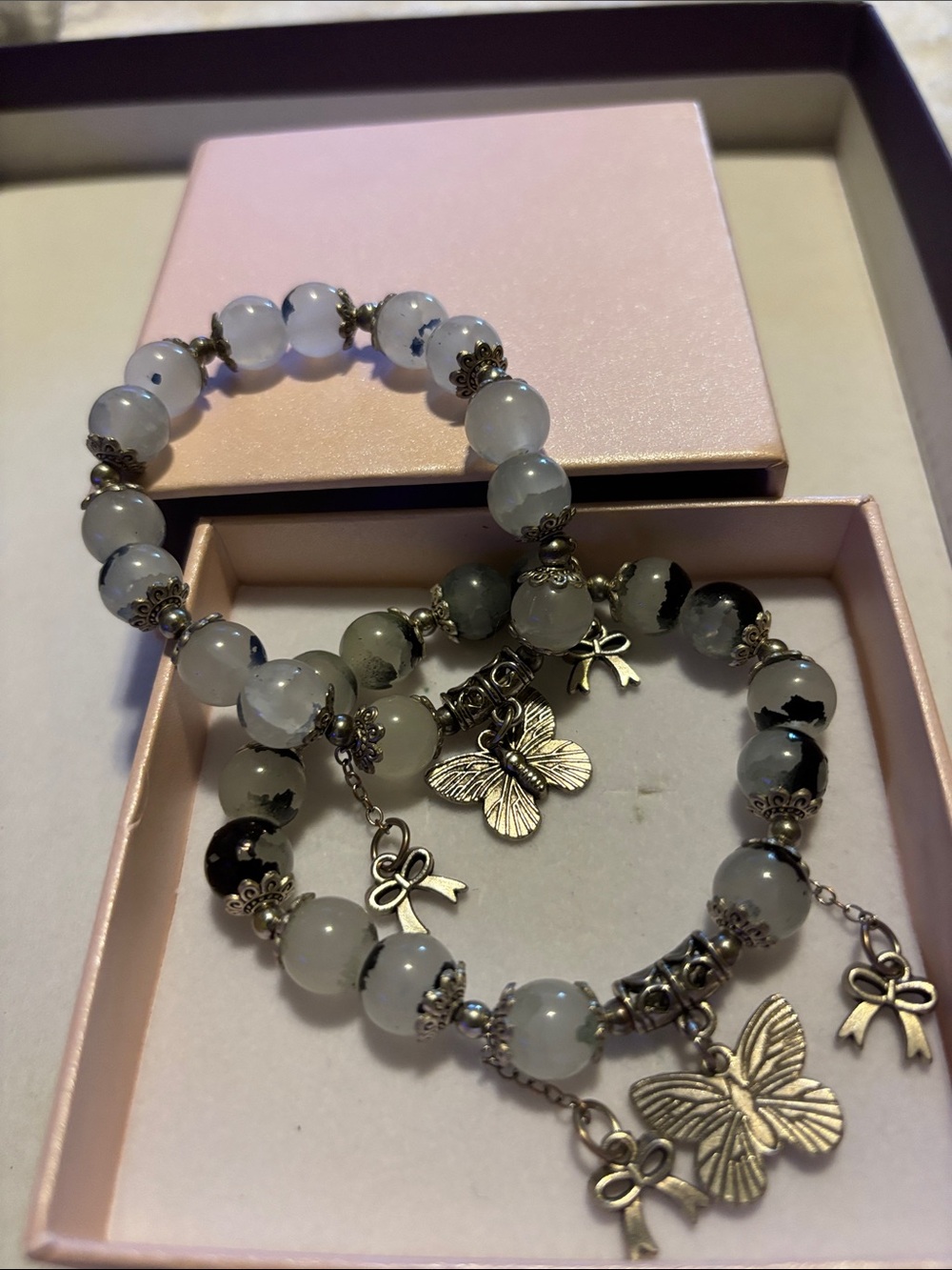 Silver Butterfly & Bow Charm Beaded Bracelet - White Gray Agate